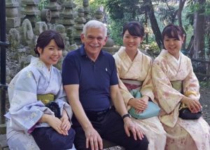 There is a least one shrine or temple in every Japanese city. Ed tried to “recruit” students for his office moving seminar at this famous Buddhist temple.